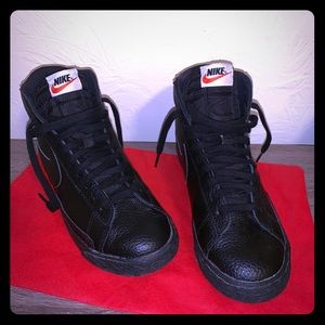 Nike black high tops 👟